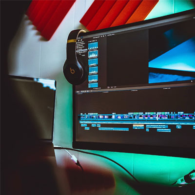 Videoschnitt an einem Arbeitsplatz mit Final Cut Pro